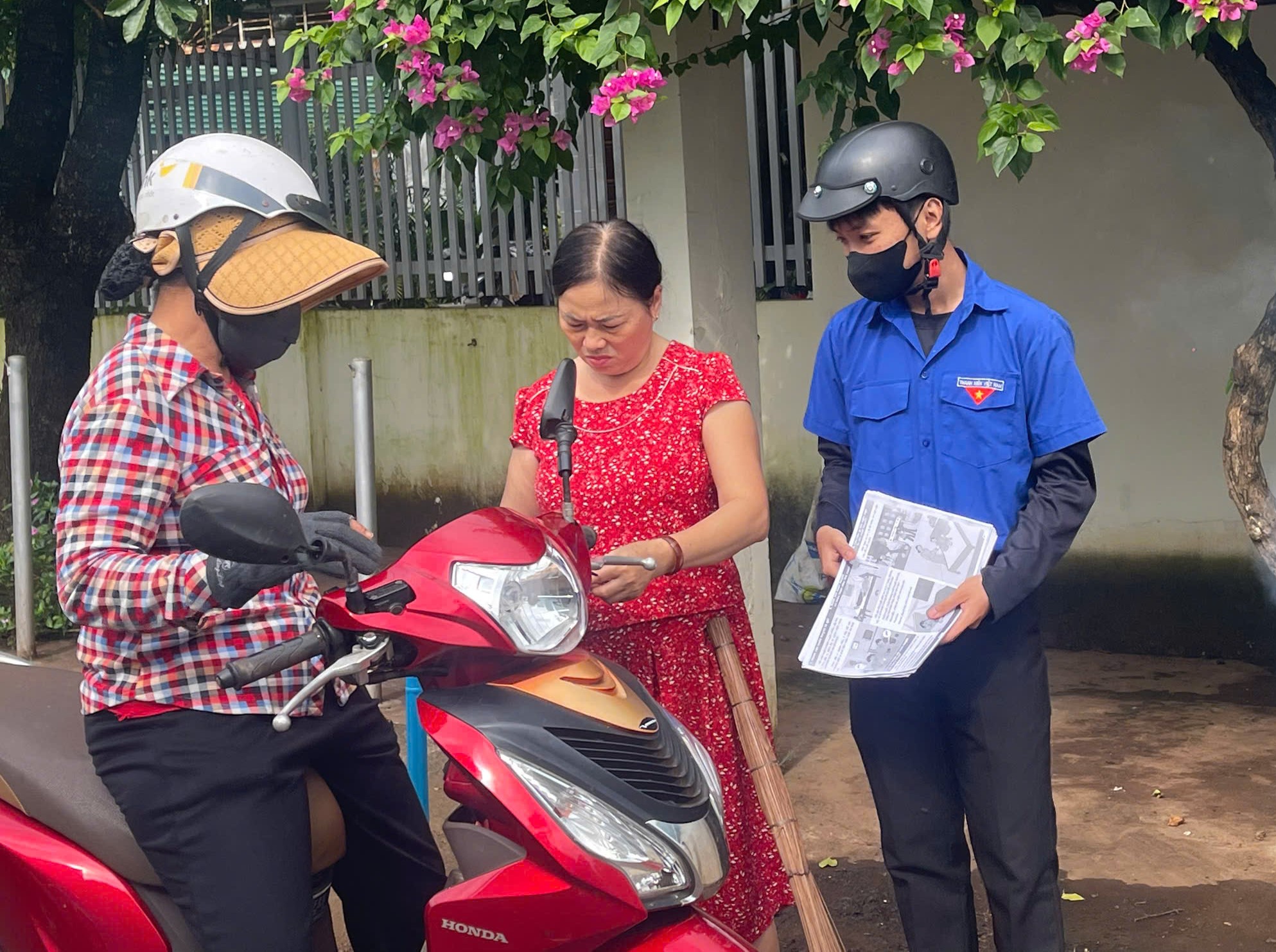 Đoàn viên, thanh niên xã Quảng Phú tổ chức cấp phát tờ rơi tuyên truyền phòng chống bệnh sốt xuất huyết